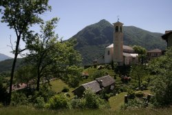  Die Kirche vom Bergdorf Trarego