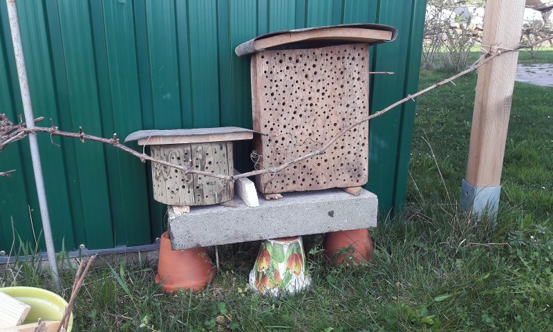 Meine zwei Test-Hotels für Insekten stehen an ihrem Platz im Garten und warten auf neue Bewohner
