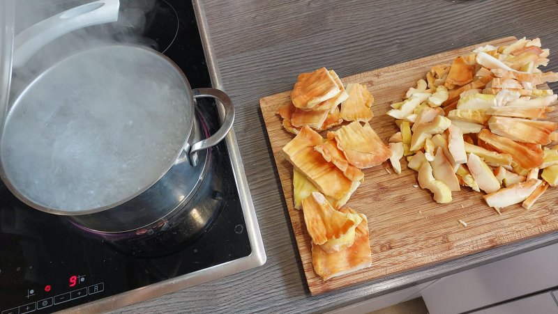 Fünf Minuten Kochen, dann Einfrieren. Die weichern dünnen Scheiben vom Rand für Schnitzel, den Rest für Geschnetzeltes. 