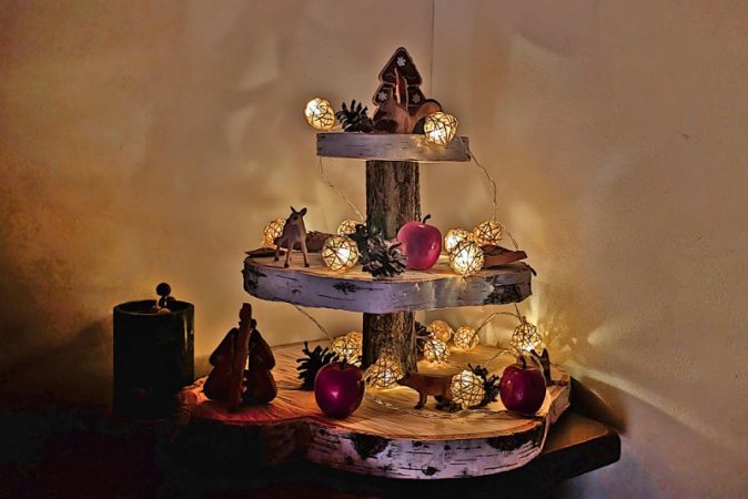 Die DIY-Birkenscheiben-Etagere bewährt sich nicht nur in der Weihnachtsdeko 