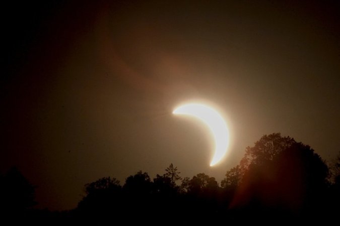 Kurz vor dem Sonnenuntergang habe ich noch einmal ohne Filter und mit etwas weniger Brennweite auf die Sofi 2026 gehalten.
