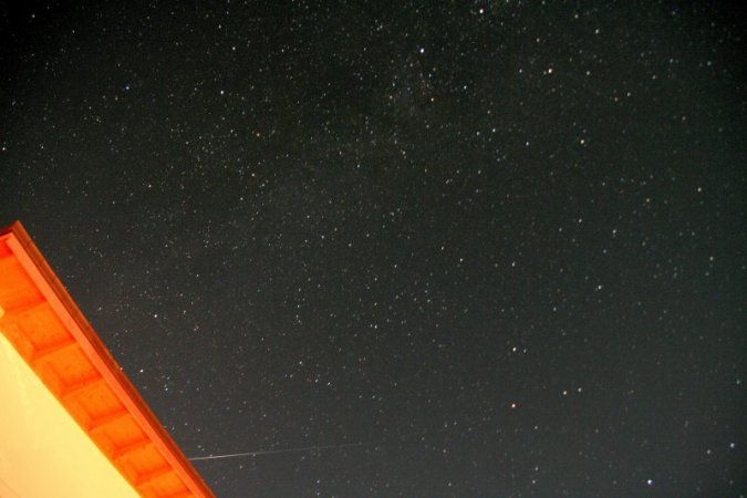 Hier ein Bild aus zwei Aufnahmen. Zu sehen ist ein schwacher Meteor der Perseiden.