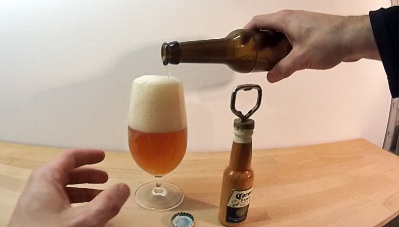 Der große Moment: Die erste selbstgebraute Flasche IPA wird verkostet. Lecker!  