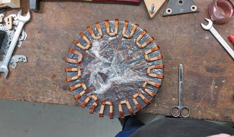 Die Spulen sind gewickelt und warten nun auf ihre exakte Montage um die Generatorscheibe.