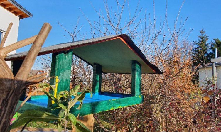 Das Vogelhaus war rechtzeitig vor dem Winter bezugsfertig. Mittlerweile ist es ein beliebter Futterplatz. 