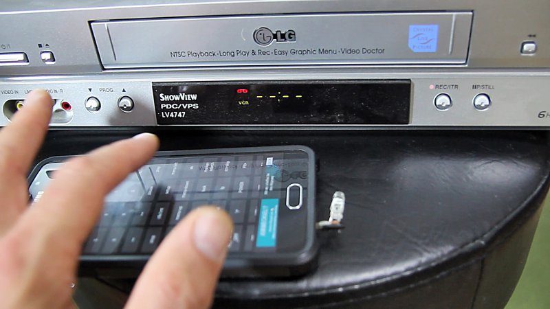 Mit Smartphone und IR-Sender lassen sich auch alte Geräte wieder steuern. Z.B. dieser VHS Rekorder.