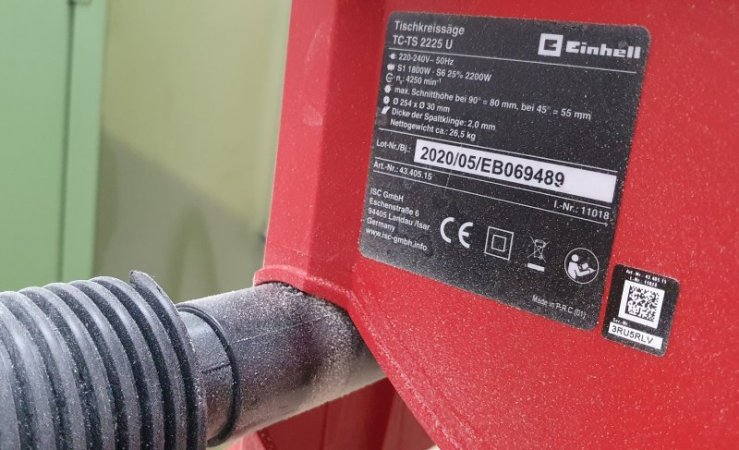 Unter dem Typenschild der Einhell TC-TS 2225 U befindet sich einer von zwei Sauganschlüssen 