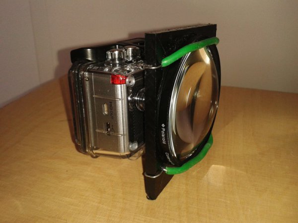 Actionpro X7 im Unterwassergehäuse mit aufgesetzter 10+ Polaroid Makrolinse