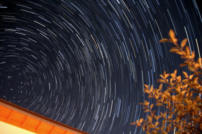 Schön zu sehen: Je näher die Sterne dem Polarstern sind, desto weniger bewegen sie sich auf dem Summenbild aus rund 90 Einzelaufnahmen. 