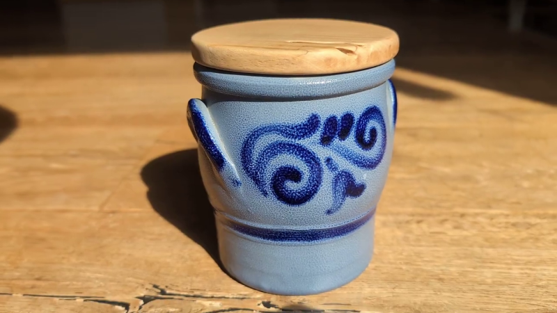 Der alte Tontopf mit neuer, schicker DIY-Buchen-Haube.   