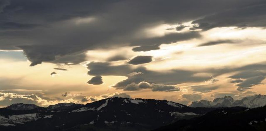 Sonnenuntergang von der Straße zum Hochhäderich aus.