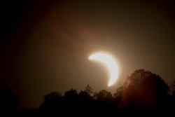 Kurz vor dem Sonnenuntergang habe ich noch einmal ohne Filter und mit etwas weniger Brennweite auf die Sofi 2026 gehalten.