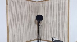 Die eigenbau Akustikplatten sorgen für störungsfreie Mikrofon-Aufnahmen