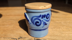 Der alte Tontopf mit neuer, schicker DIY-Buchen-Haube. Der alte Tontopf mit neuer, schicker DIY-Buchen-Haube.